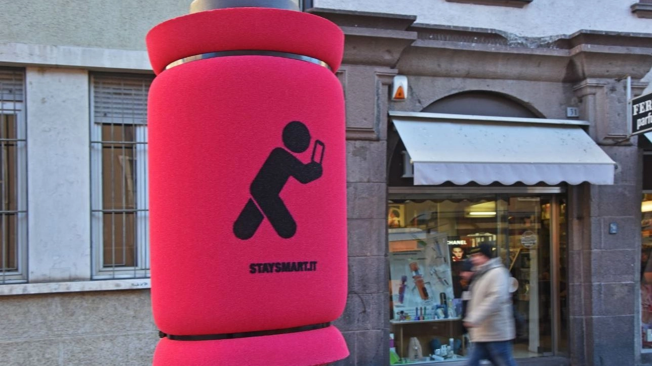 Pali coperti con paratesta: la campagna Stay Smart a Bolzano 