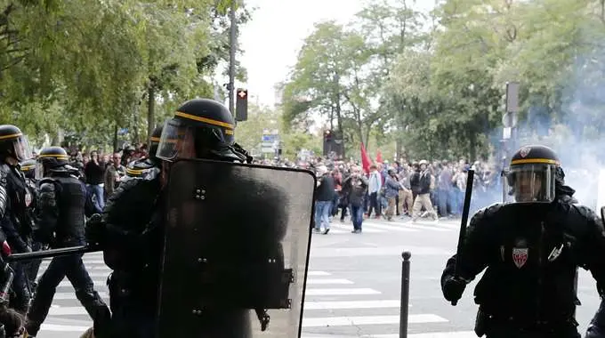 Parigi, scontri polizia-manifestanti