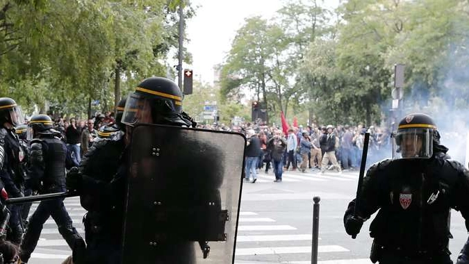 Parigi, scontri polizia-manifestanti