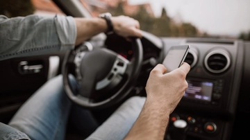 Telefonino al volante, la stangata: per l’esodo pattuglie della Stradale in azione. Cosa si rischia