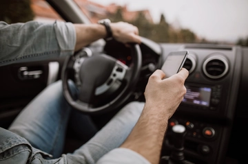 Telefonino al volante, la stangata: per l’esodo pattuglie della Stradale in azione. Cosa si rischia