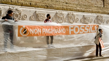 Ancona, blitz di Ultima Generazione: coperta la Fontana delle 13 cannelle