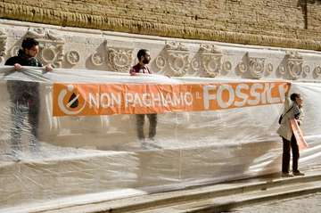 Ancona, blitz di Ultima Generazione: coperta la Fontana delle 13 cannelle