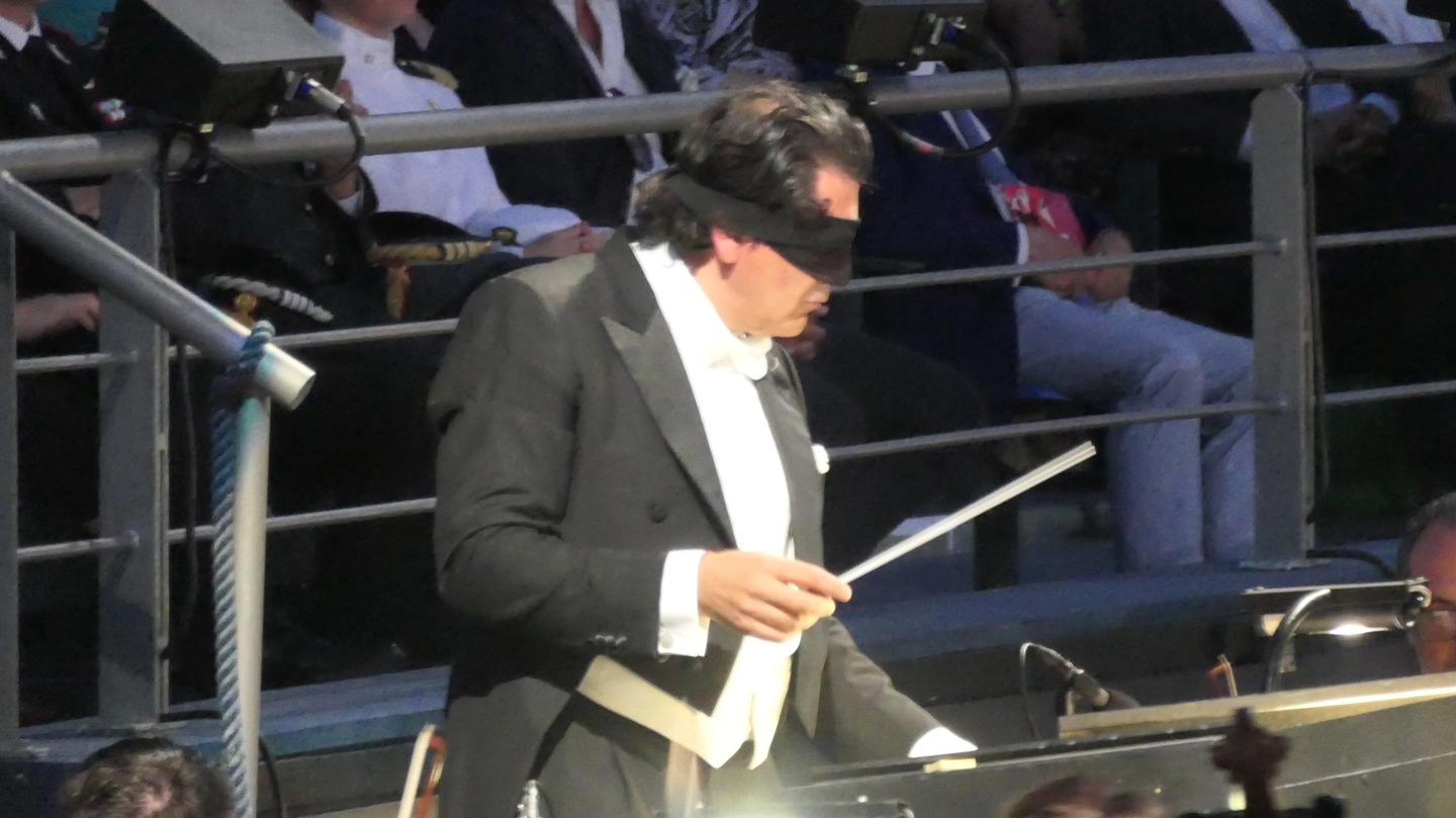 Il maestro Alberto Veronesi (58 anni) ieri sera al Festival Puccini di Torre del Lago mentre dirige, bendato, La bohème