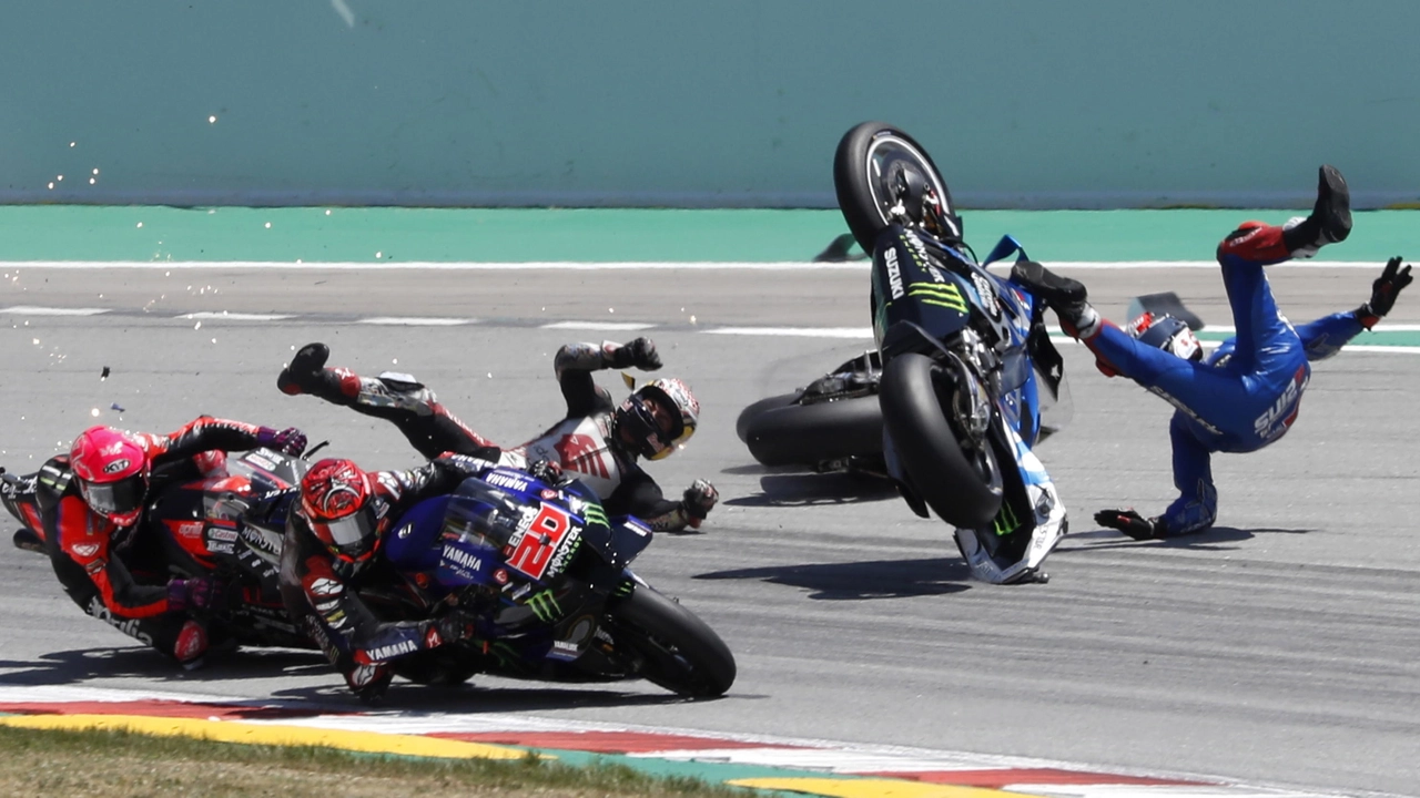 La caduta che ha coinvolto Rins, Bagnaia e Nakagami