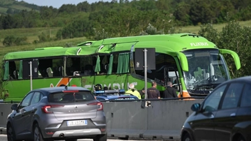 Bus nella scarpata: resta grave nordafricano non identificato