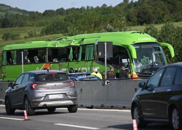 Bus nella scarpata: resta grave nordafricano non identificato