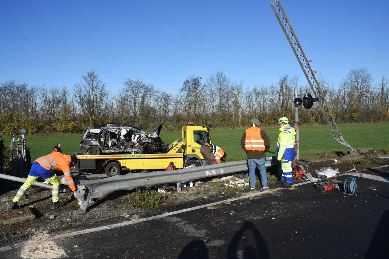 I soccorritori rimuovono l'auto su cui viaggiavano sette persone (Ansa)