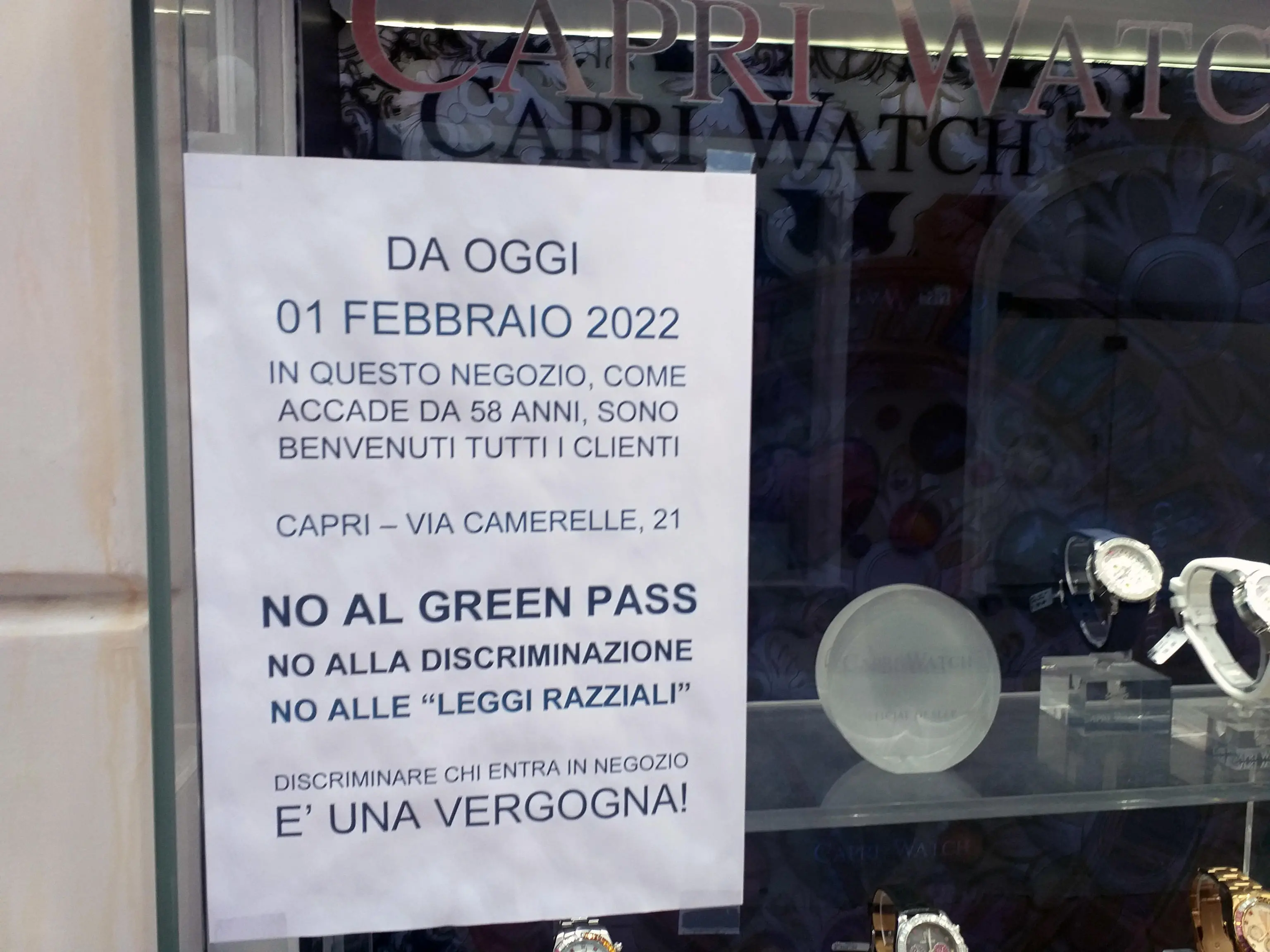 Green pass, nuove norme da 1 febbraio. Cartelli a Capri: "No alle leggi razziali"