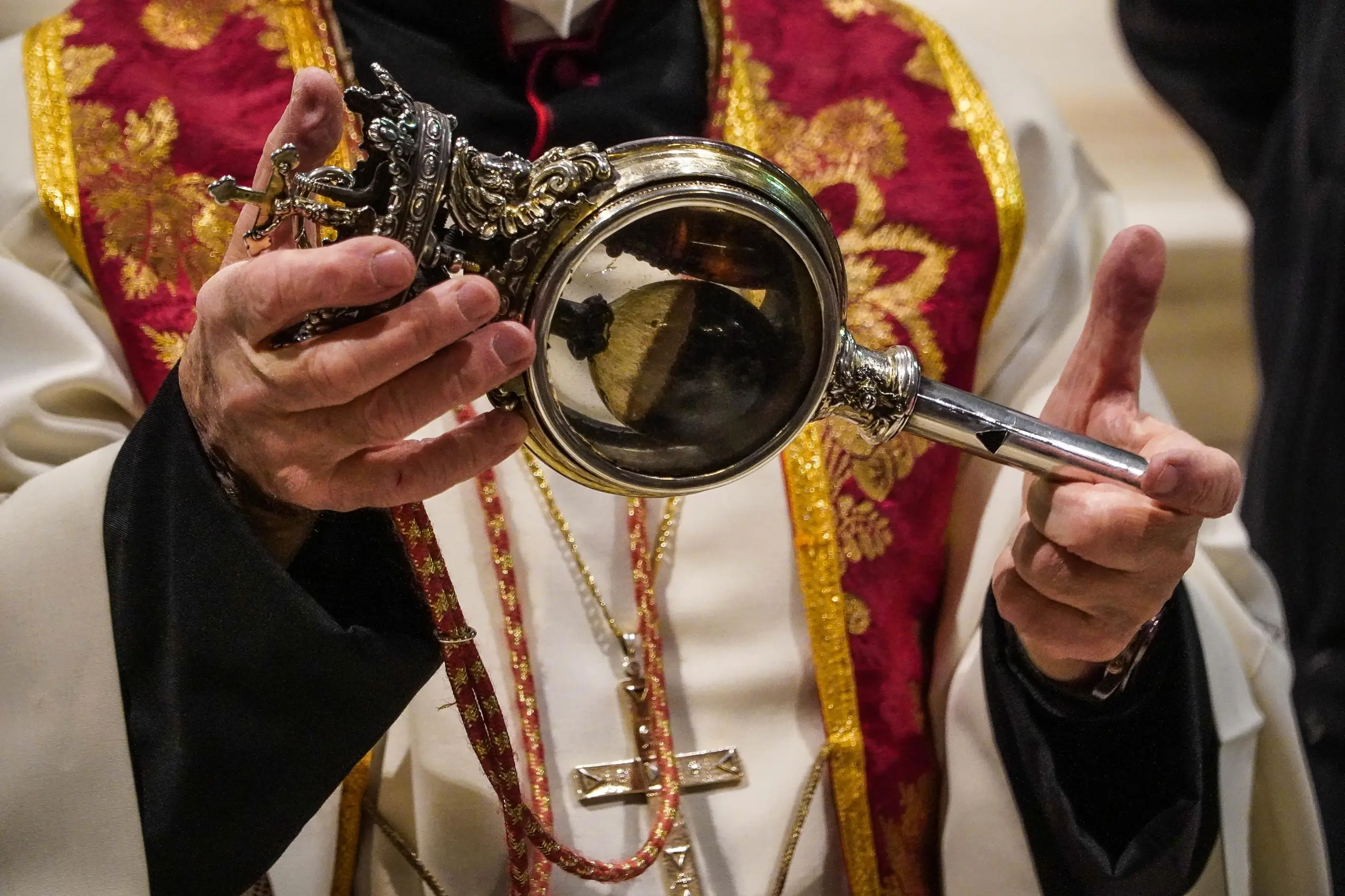 Napoli, niente miracolo: non si scioglie il sangue di San Gennaro