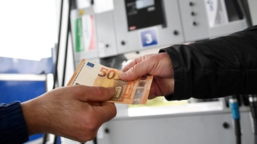 L’autunno dei rincari: fino a 237 euro annui in più a famiglia per benzina, luce e gas