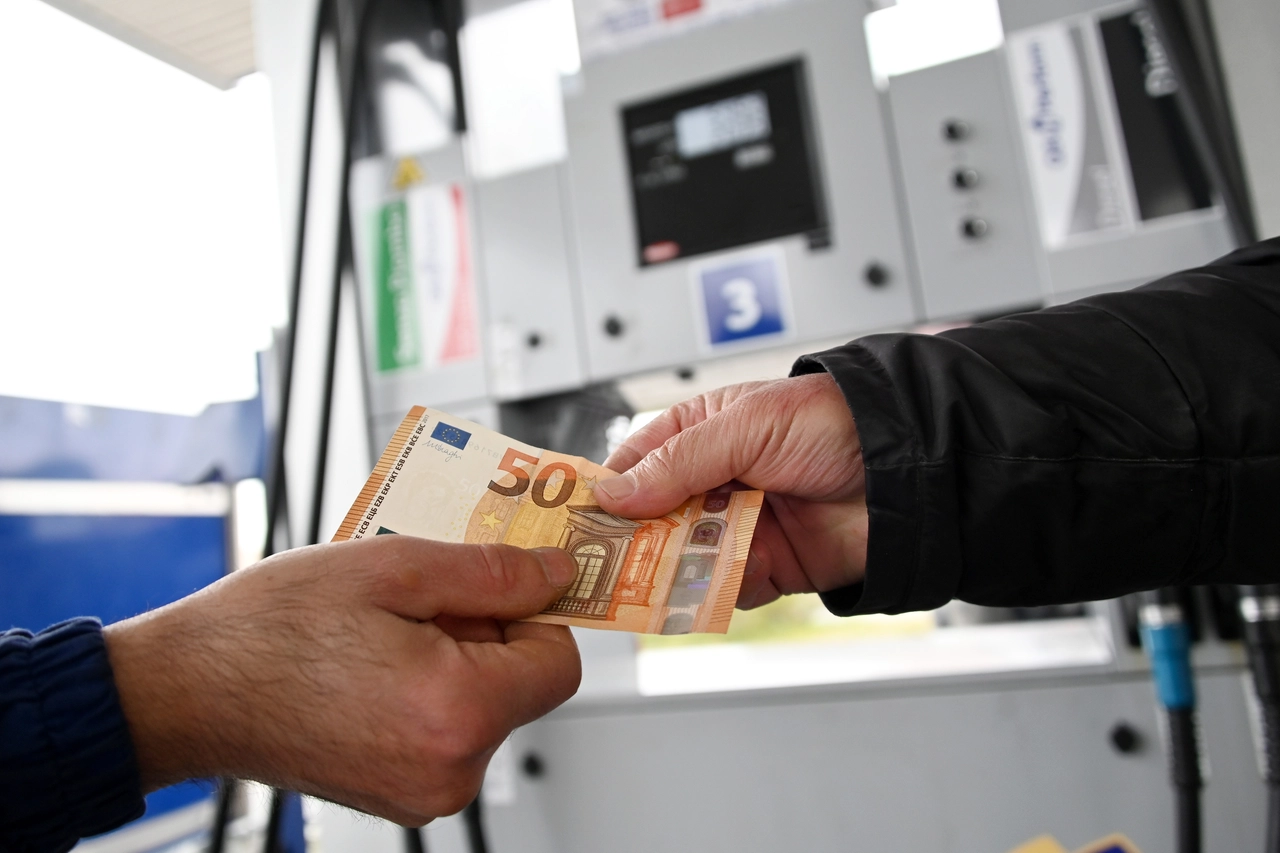 Il prezzo della benzina è ormai intorno a 2 euro