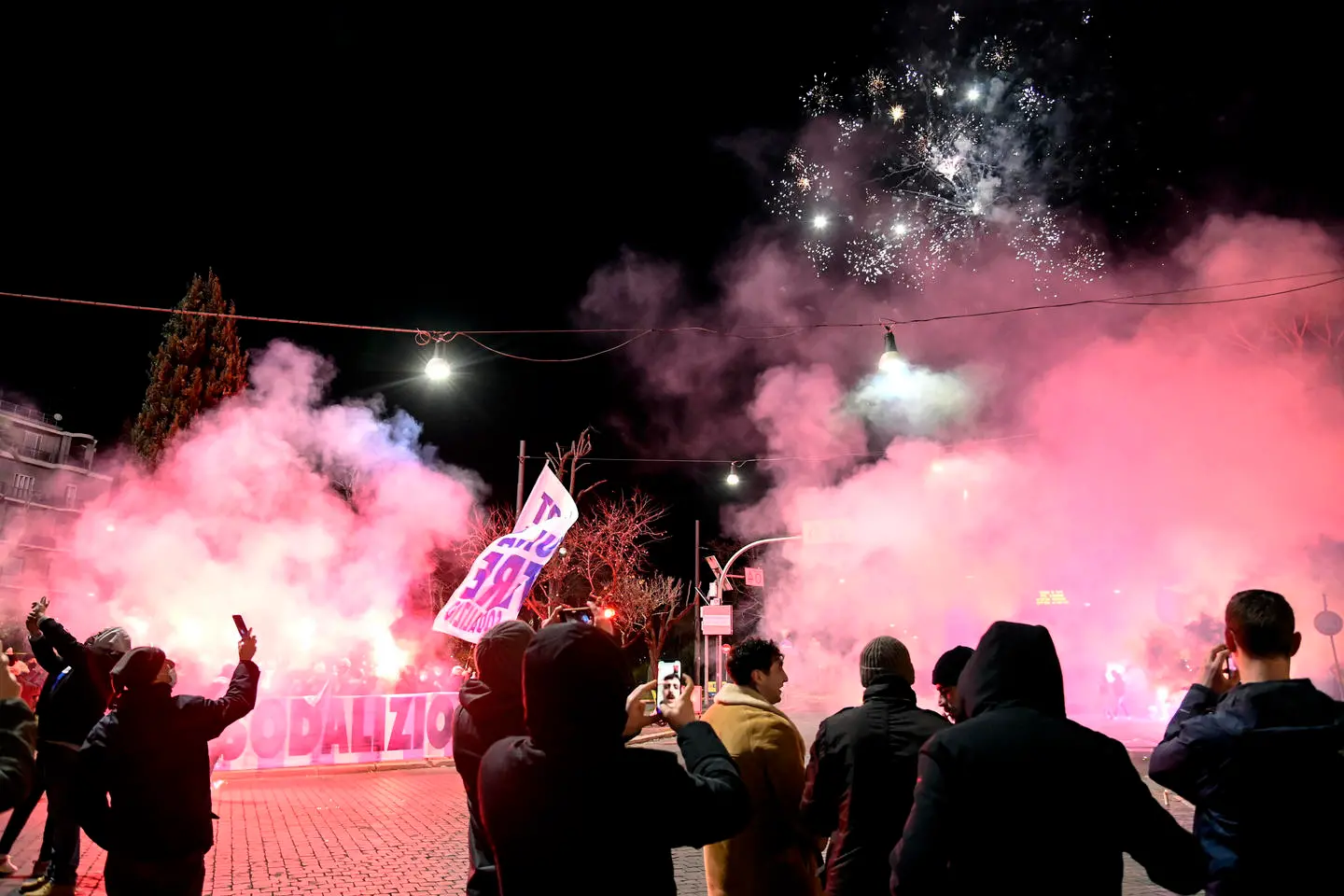 Roma, festa per i 122 anni della Lazio: tifoso perde tre dita per un petardo