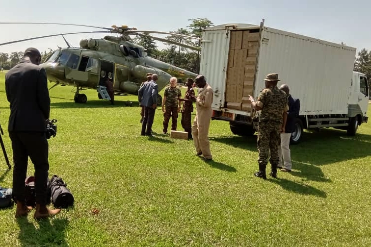 Al lavoro in Uganda contro il flagello delle locuste (Dire)