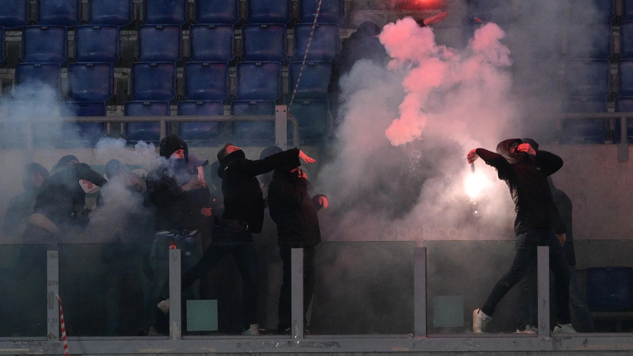 I tifosi della Lazio lanciano fumogeni prima del derby contro la Roma (Ansa)