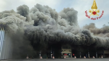 Incendio Malagrotta, il centro rifiuti di Roma brucia per ore: raccolta a rischio. Le autorità ai residenti: “Non aprite le finestre”