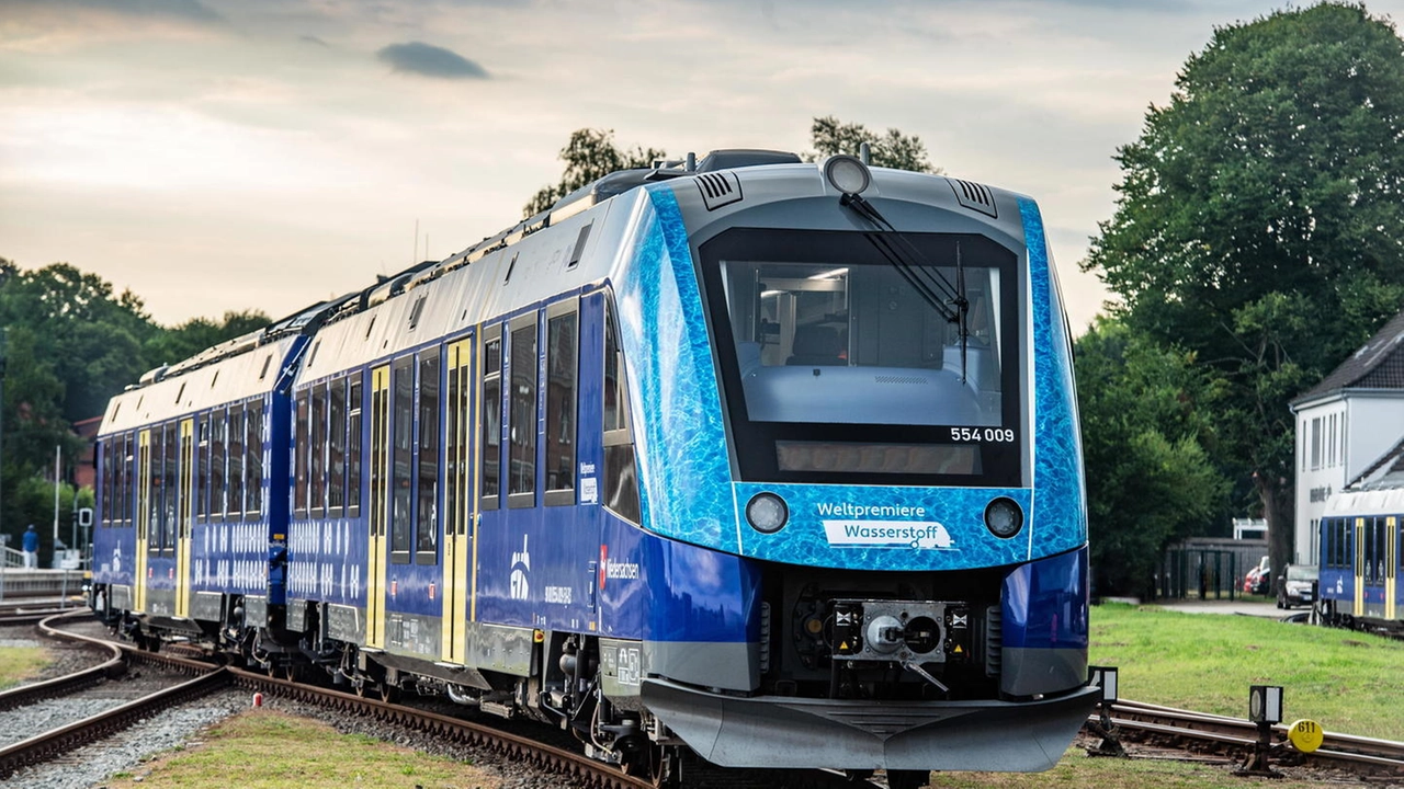 Un treno a idrogeno in servizio in Bassa Sassonia (Ansa)