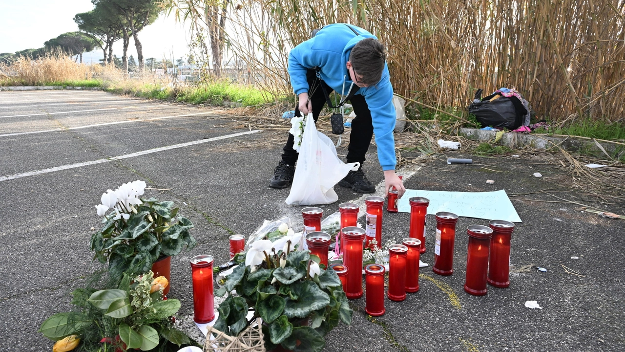 Ceri e fiori sul luogo dell'omicidio di Monte Compatri, periferia sud di Roma