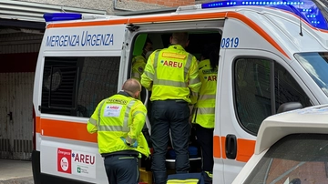 Napoli, bimba di 5 anni precipita dal balcone e muore ad Acerra