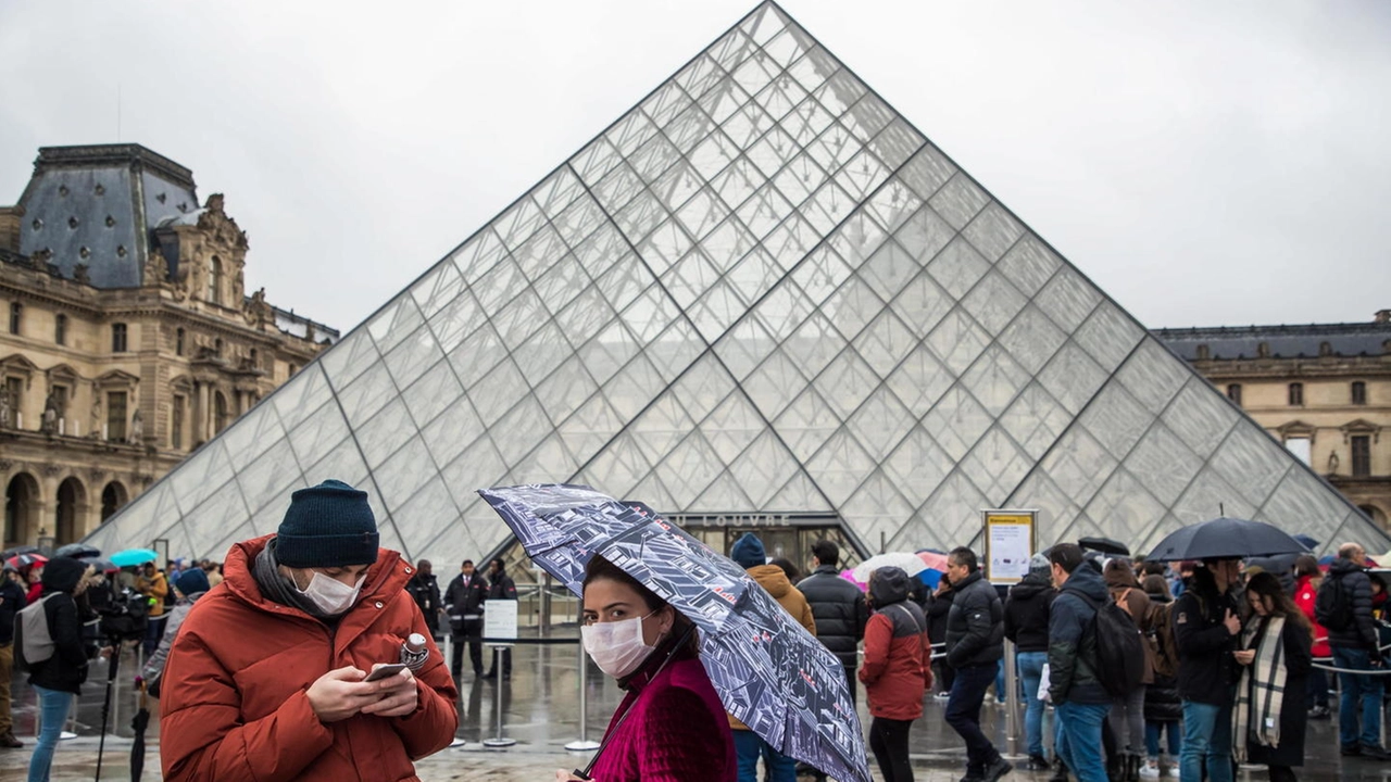 Il museo del Louvre resta chiuso (Ansa)