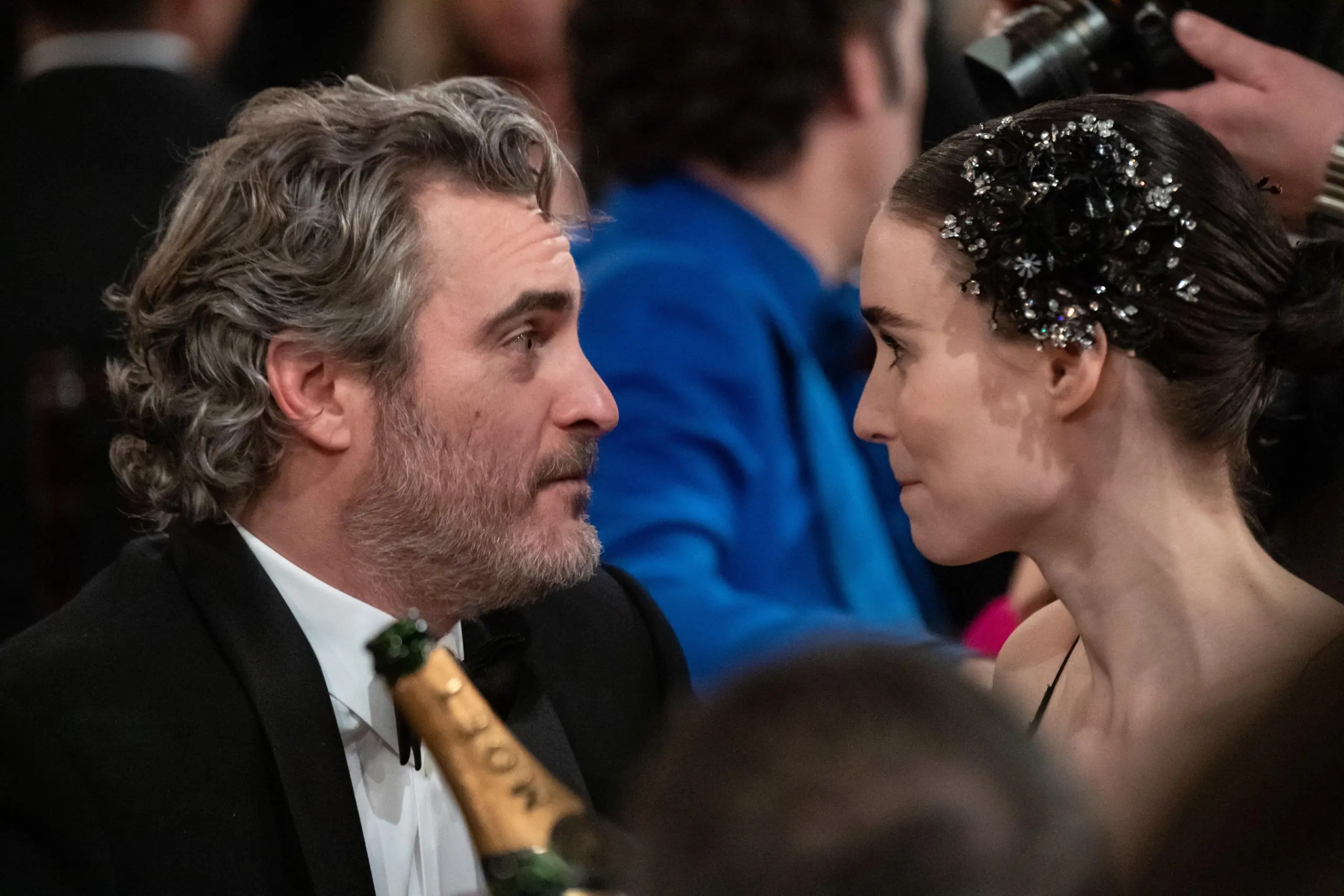 "Rooney Mara e Joaquin Phoenix aspettano un figlio". Hollywood in fibrillazione