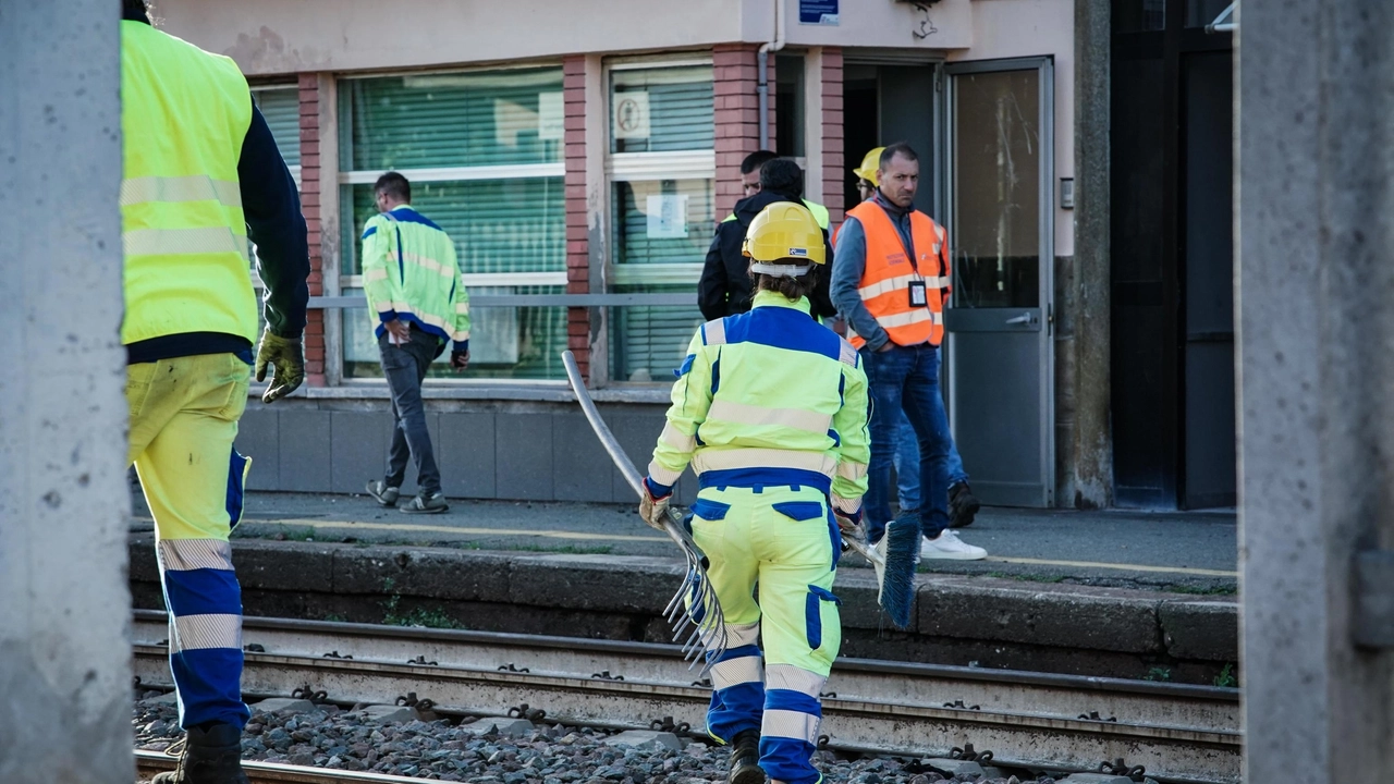 Sopralluoghi nella stazione di Brandizzo dove un treno ha travolto e ucciso 5 operai (Ansa)