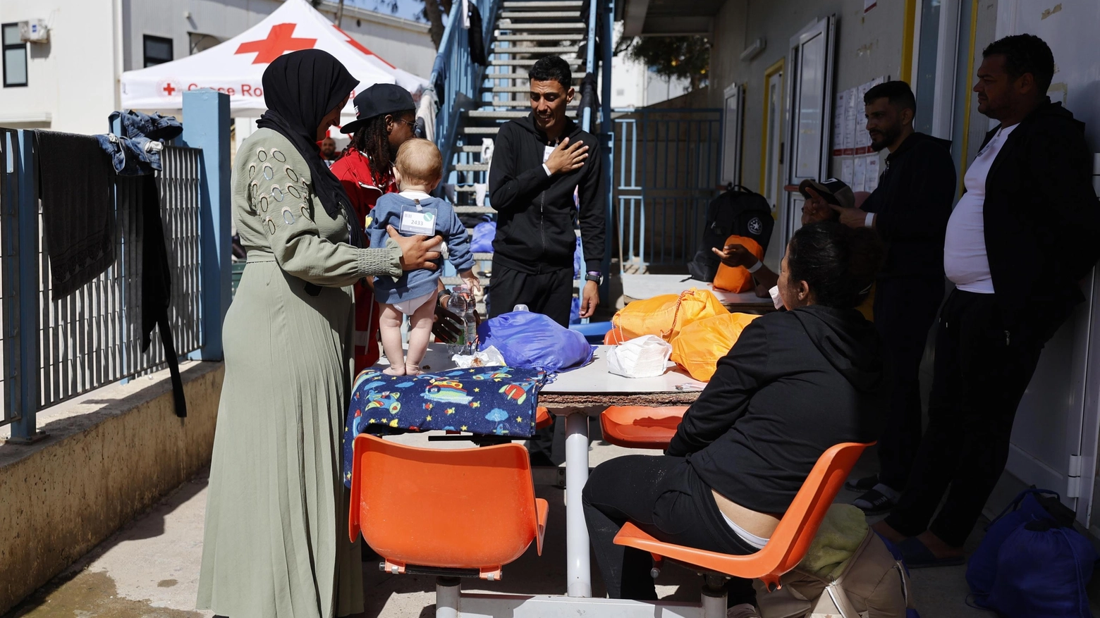 Lampedusa è al collasso  Più di seicento sbarchi in 24 ore  E in un anno raddoppiati gli arrivi