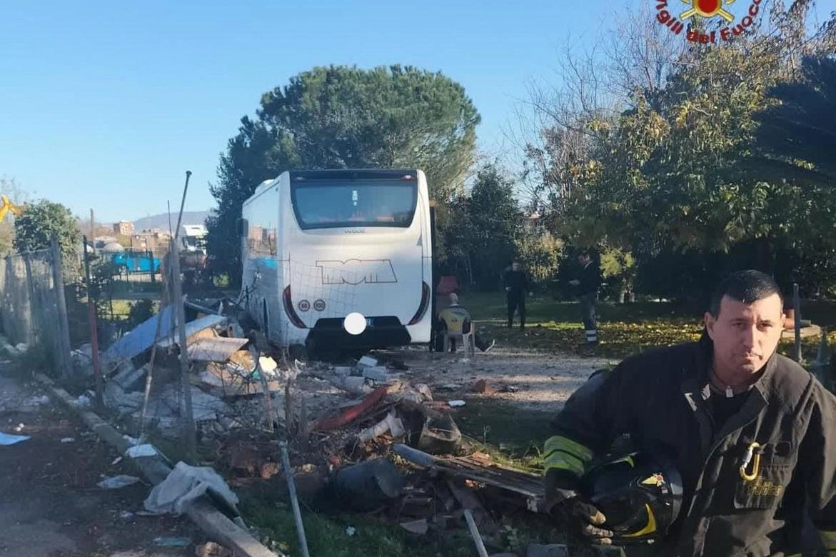 Il bus con 41 bambini a bordo uscito di strada, alla periferia di Roma