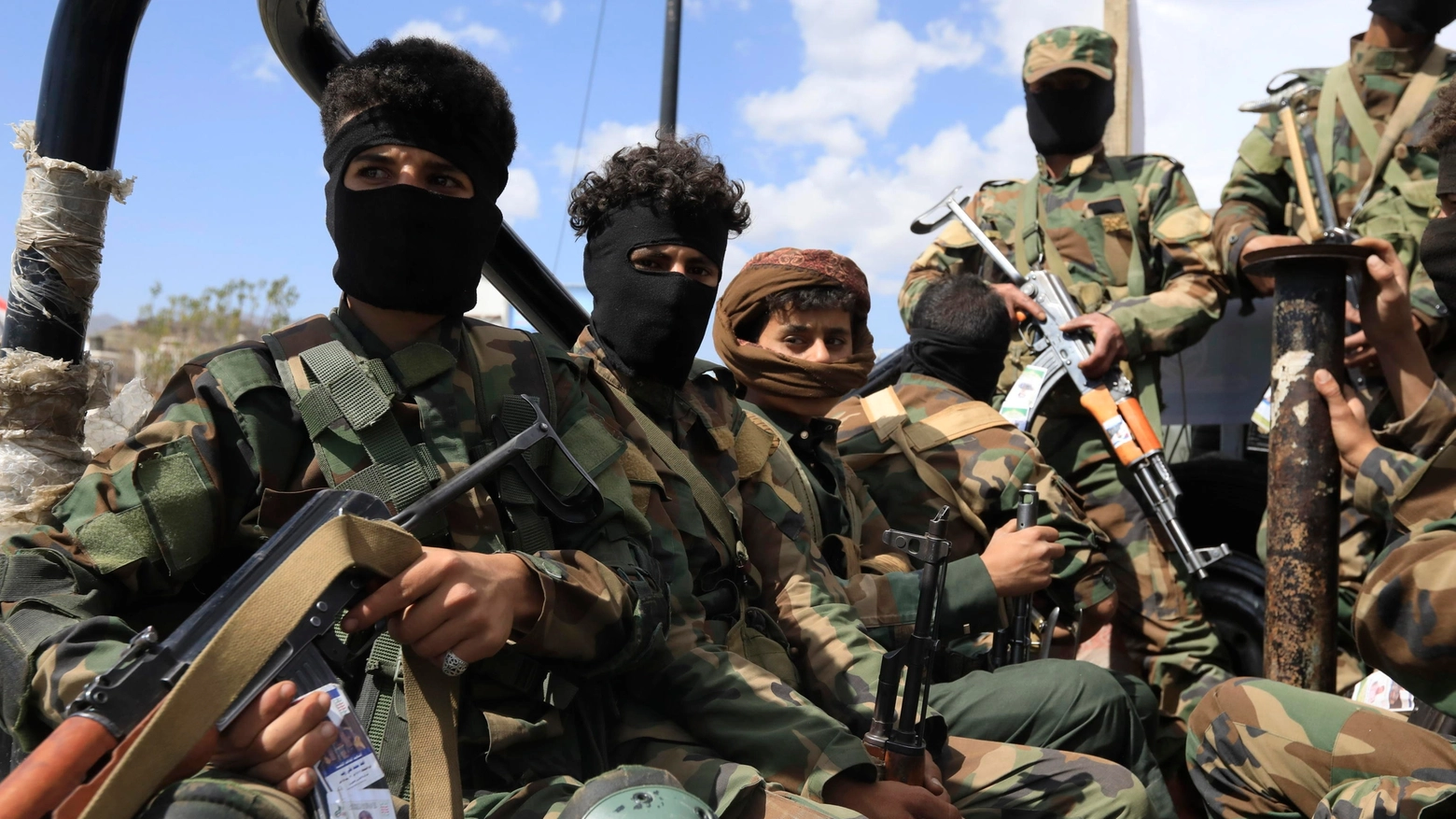 Un gruppo di miliziani Houthi (Ansa)