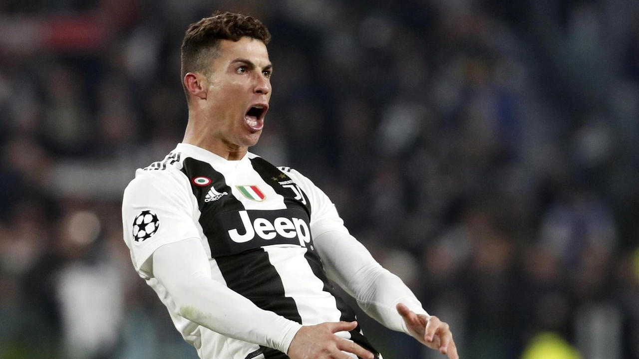 Cristiano Ronaldo fa il gesto offensivo che fu di Simeone all'andata (Ansa)