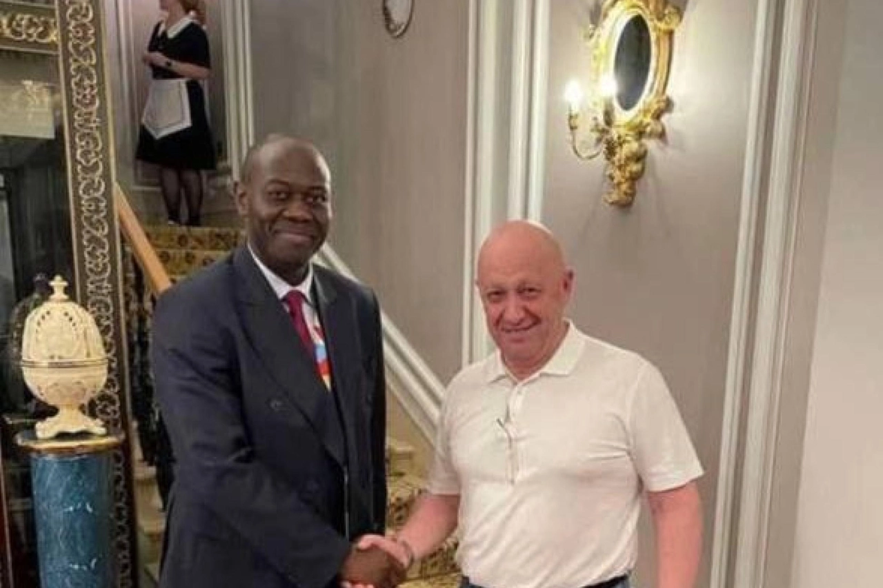 Prigozhin a San Pietroburgo? La foto con un rappresentante della Repubblica Centrafricana