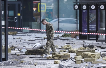 Guerra in Ucraina, droni su Mosca: colpiti due edifici. “Respinto maxi attacco in Crimea”