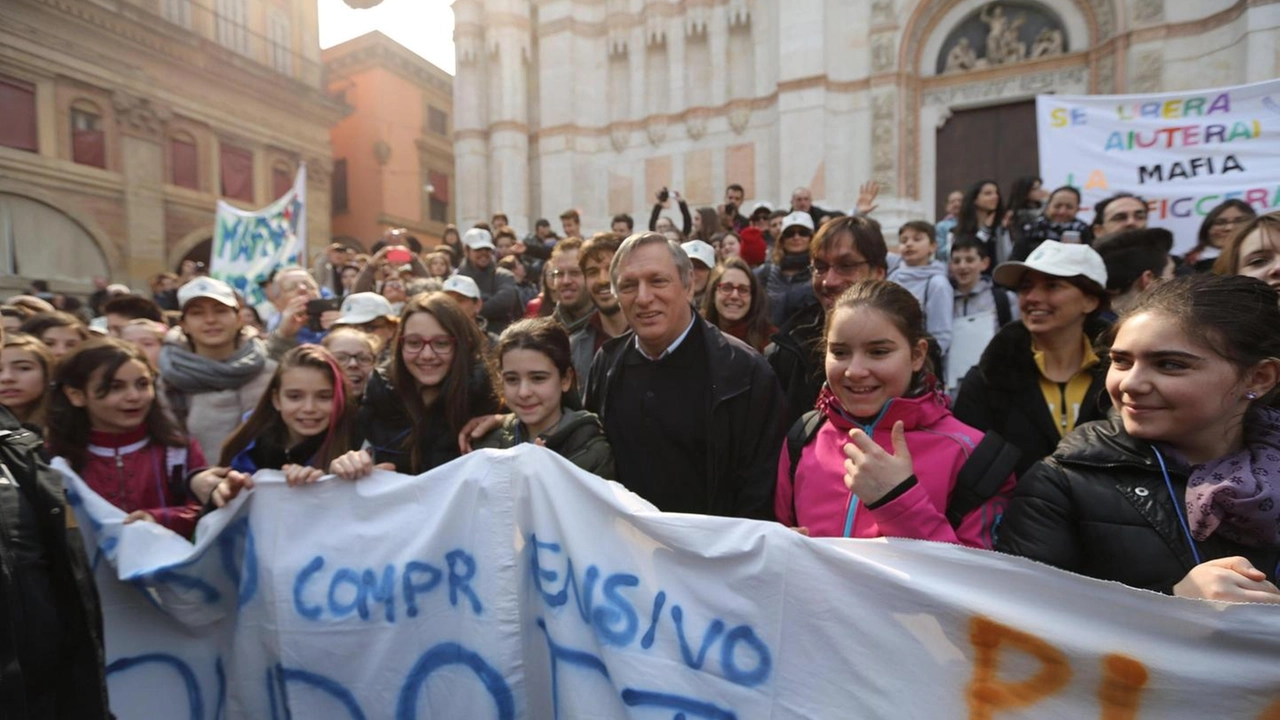 Don Ciotti tra i ragazzi in piazza Maggiore a Bologna (Ansa)