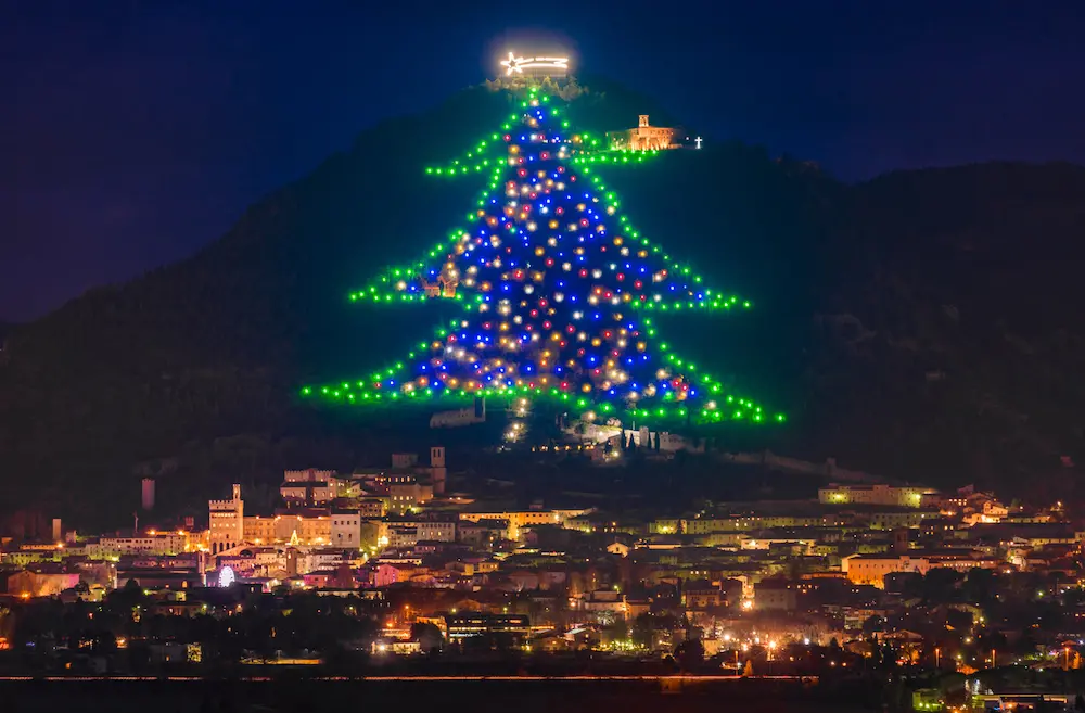 Sono italiani gli alberi natalizi di luci più grandi del mondo