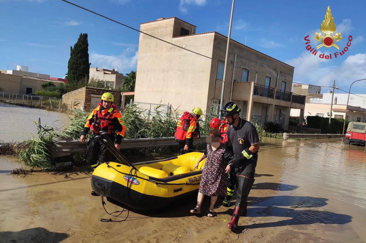 Un'anziana soccorsa dai vigili del fuoco nel Trapanese