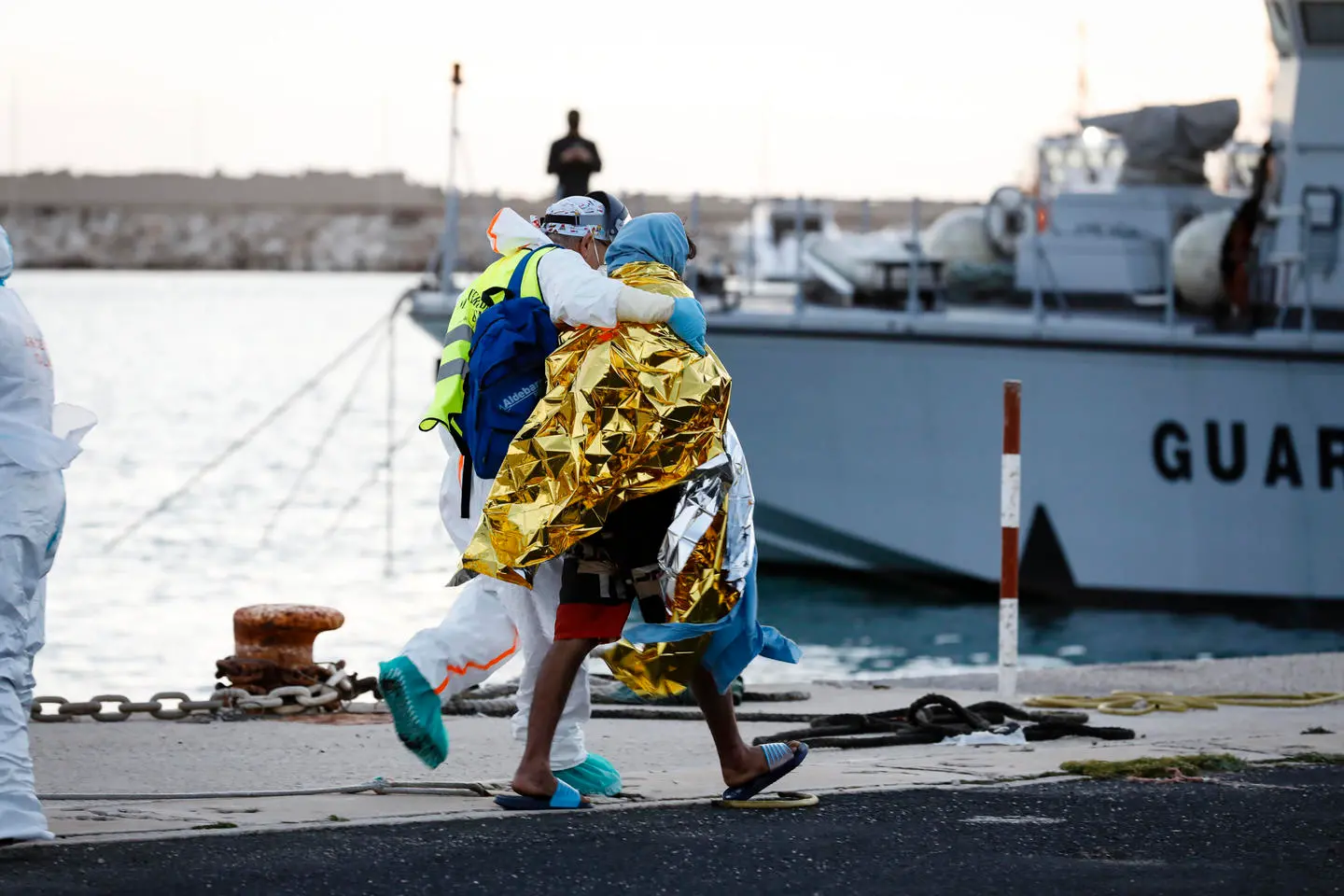 Migranti, a Cutro riaffiorano altri 2 corpi. Naufragio Libia: i 17 superstiti a Pozzallo