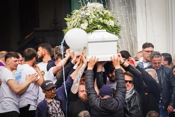 Funerali di Giovanni Guarino, il parroco: "Qui i ragazzi crescono a pane e Gomorra"