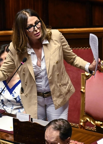 Perché Daniela Santanché è indagata (e non ha ricevuto avvisi di garanzia)