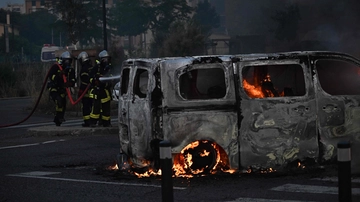 Ragazzo ucciso a Nanterre, in Francia lacrimogeni, auto bruciate e agenti feriti dopo la marcia bianca. Arrestato il poliziotto che ha sparato