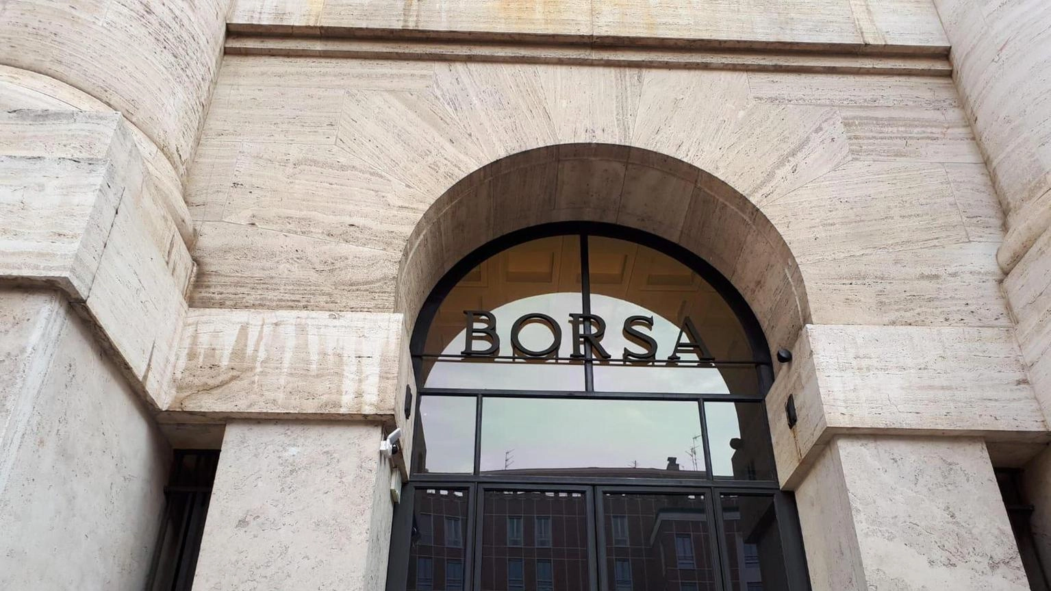 Borsa: Milano apre in rialzo dello 0,48%