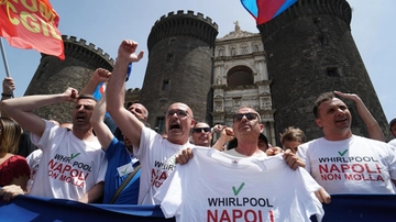 Whirlpool di Napoli, raggiunto l’accordo per l’Italian Green Factory: riassunti tutti i 312 ex lavoratori licenziati 2 anni fa