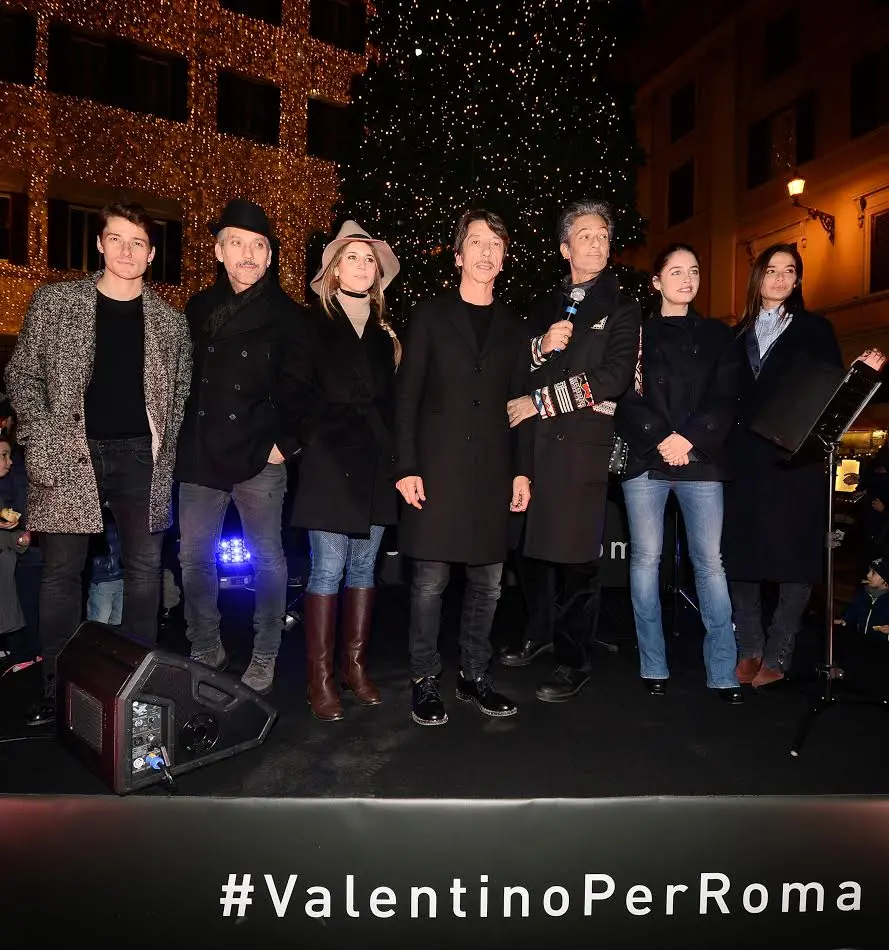 Natale, s'accende l'albero di Valentino: un dono per Roma