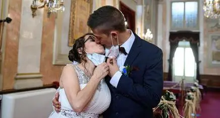 Puglia, matrimonio con il bonus. L’opposizione: mancia elettorale