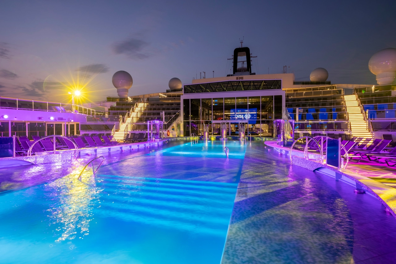 La piscina centrale a bordo della Msc World Europa