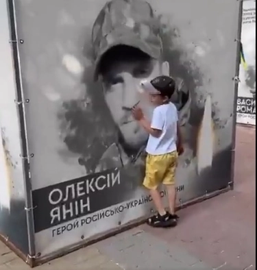 Ucraina, riconosce il volto del papà nel viale dei soldati caduti: il bimbo abbraccia la foto