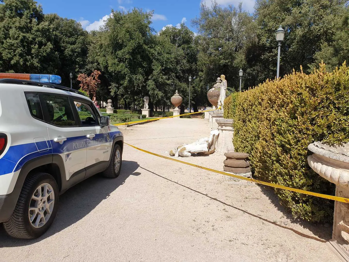 Roma, vuole farsi un selfie e manda in pezzi la statua di Diana a Villa Borghese