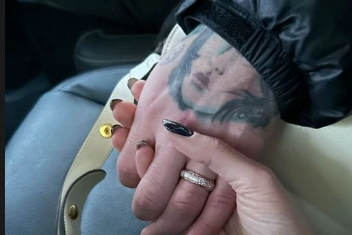 Le mani di Chiara Ferragni e Fedez 