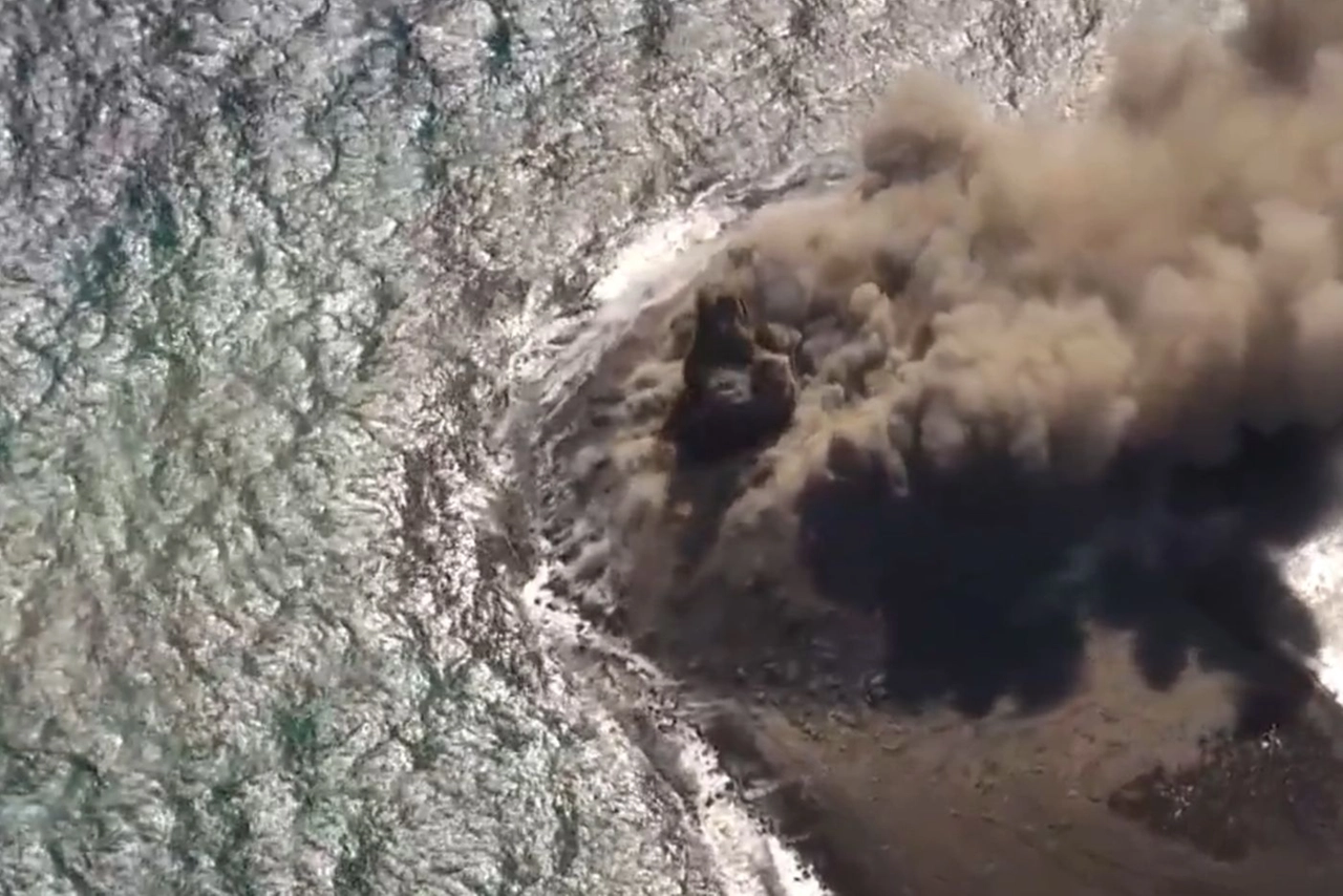 Giappone, dall'eruzione di un vulcano sottomarino nasce un'isola