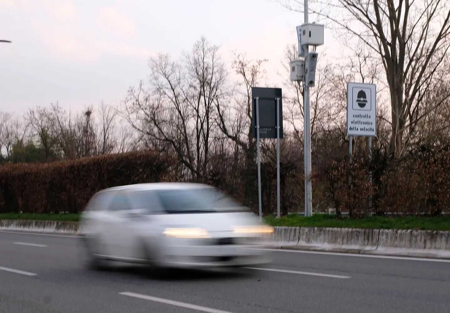 Autovelox, Cassazione: multa contestabile se non sono visibili