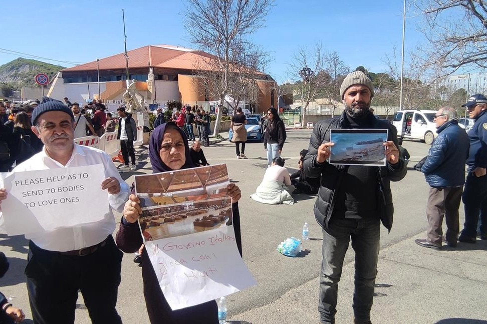 Sit-in di protesta dei familiari delle vittime  davanti al Palamilone di Crotone (Ansa)